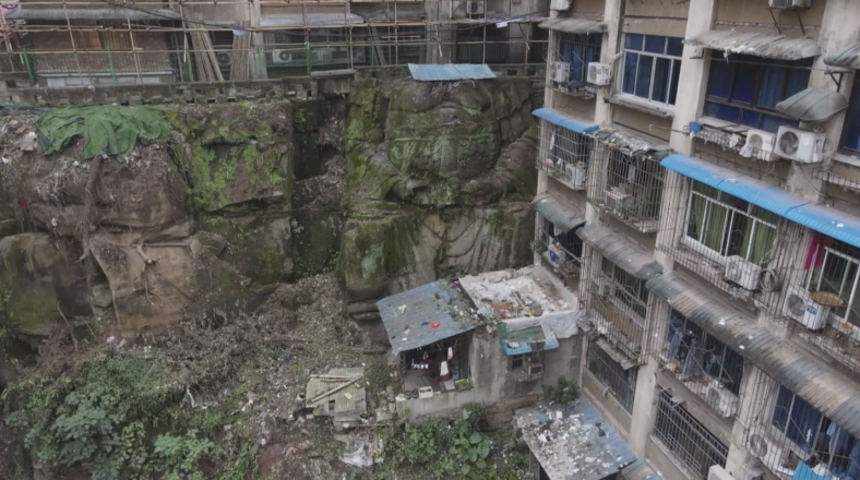 중국 아파트 사이에서 석각 불상 발견
