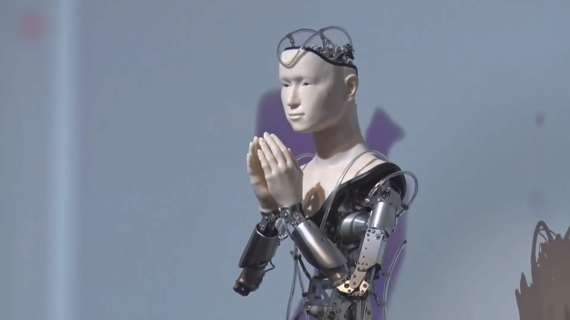 일본 고대사에 합장하고 경전 해설하는 로봇 등장